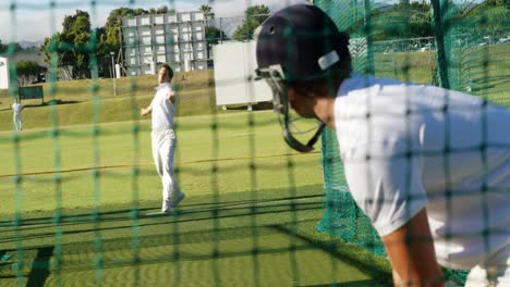 Jugadores-De-Cricket-Practicando-En-Las-Redes-Durante-Una-Sesión-De-Práctica