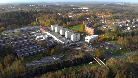 Vista-Aérea-Del-Suburbio-De-Bergsjon-En-Gotemburgo-Con-Vistas-A-Los-Edificios-De-Apartamentos-En-Un-Barrio-Residencial,-Amplio-Tiro-De-Establecimiento-De-Retroceso