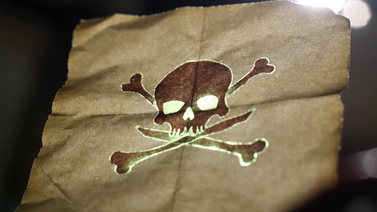 Retroilluminazione verde che si alza, carta marrone accartocciata che rivela un motivo a teschio in uno studio scuro, con le pieghe che si muovono.