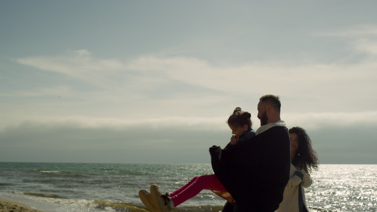 바 ⁇ 가에서 해변을 즐기는 긍정적 인 가족 해변에서  ⁇ 은 날. 즐거운 사람들이 즐겁게