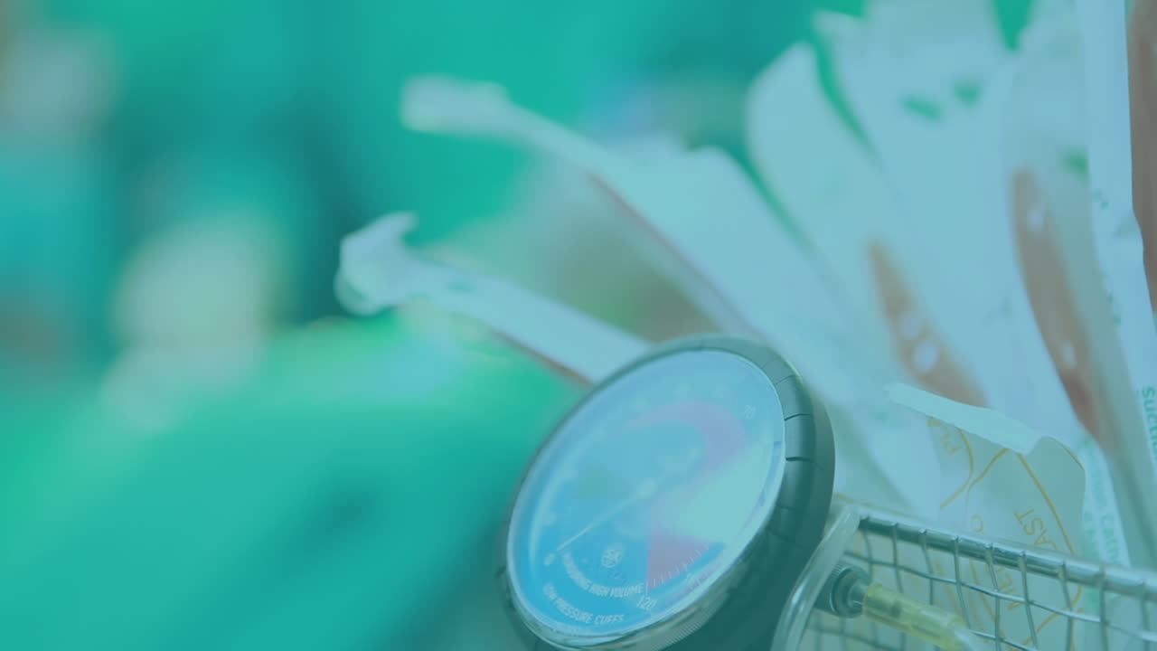 수술실에서 환자를 수술하는 외과 의사들 사이의 연결 네트워크의 활성화