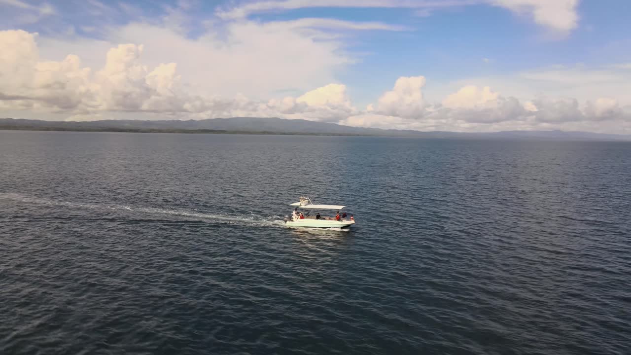 Imágenes aéreas de un barco de pesca navegando a gran velocidad