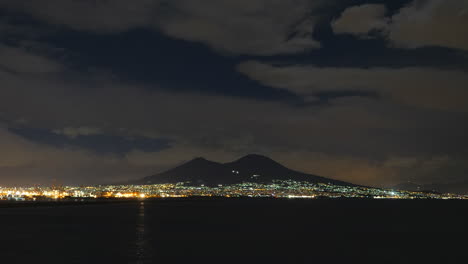 Volcán-Vesubio-Y-Bahía-De-Nápoles-Con-Paisaje-Urbano-Del-Puerto