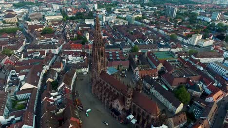 4K-Drohne-Aufnahmen,-Aufgenommen-In-Der-Nähe-Des-Doms-In-Fraiburg-Im-Breisgau,-Deutschland-Bei-Sonnenaufgang