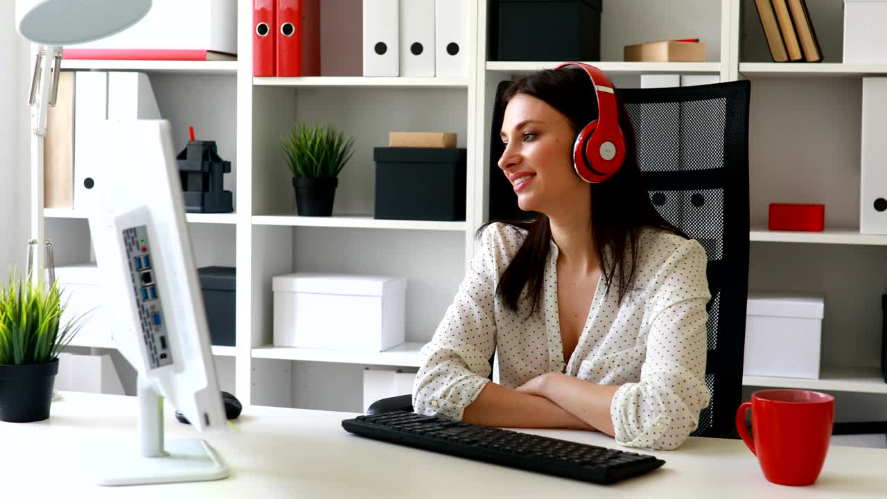 mujer de negocios escuchando música, mirando para monitorear y sonriendo