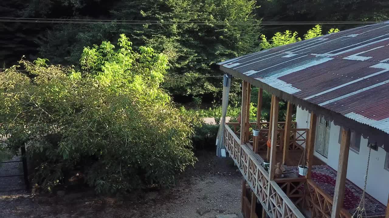 Skov-ecolodge, homestay- og resortindkvartering i et gammelt hus, renoveret for en autentisk gæstfrihedsoplevelse med traditionelt persisk liv. Oplev iransk lokalliv, rejs til Iran (Rasht) og Saudi-Arabiens naturlandskaber.