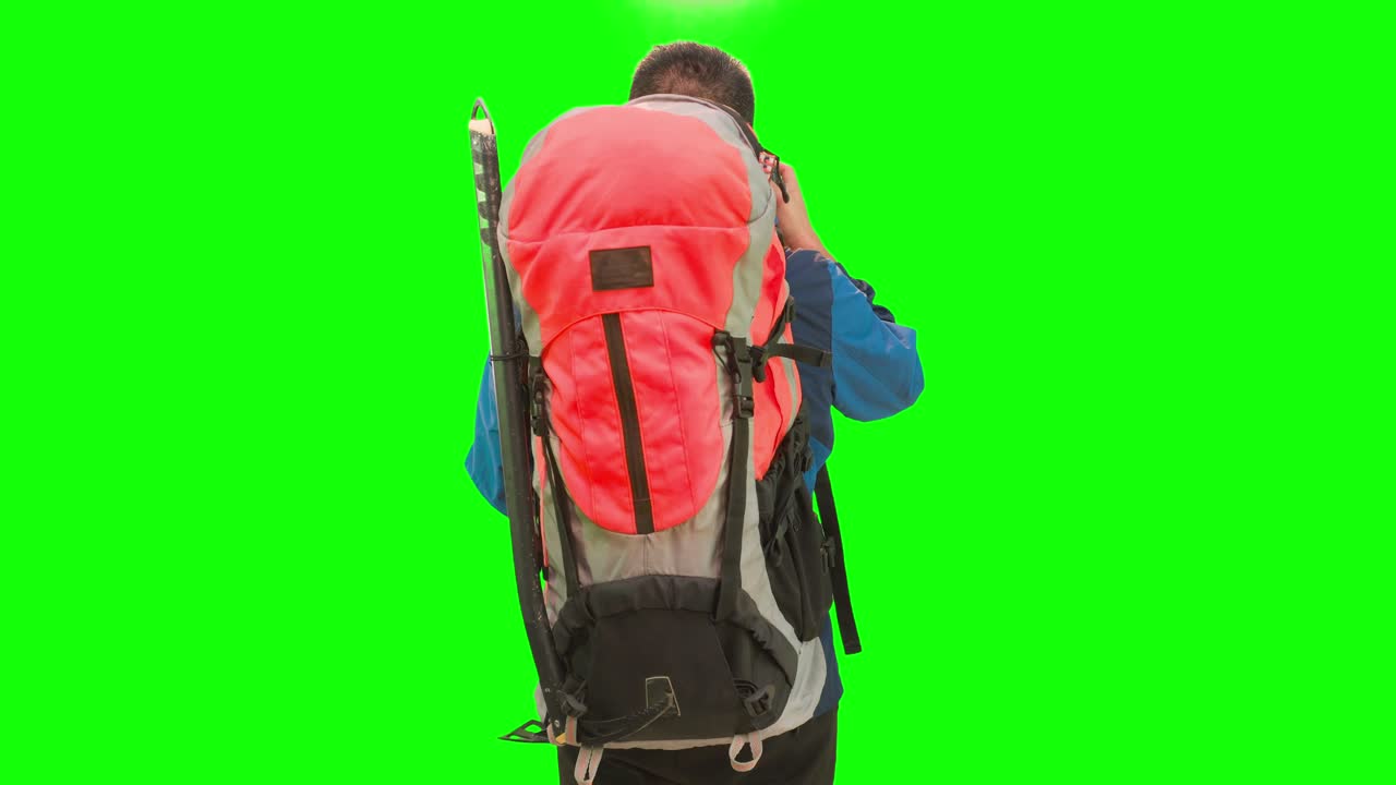 Sırt Çantalı Yetişkin Turist, Yeşil Ekran Stüdyosunda Kamera Tutuyor