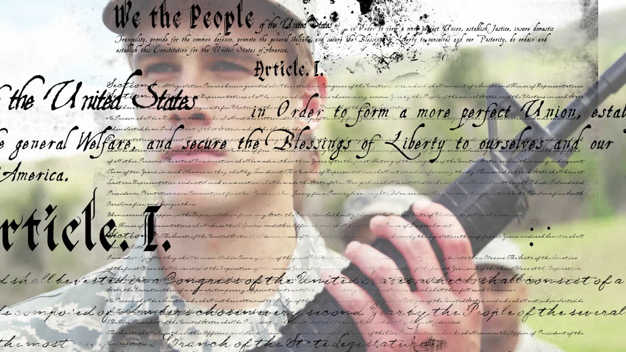 야외에서 라디오를 들고 있는 군인 위의 헌법 텍스트 애니메이션