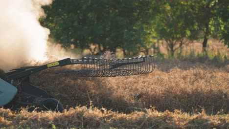 Un-Primer-Plano-En-Cámara-Lenta-De-La-Cosechadora-Cortando-El-Campo-De-Soja-Madura