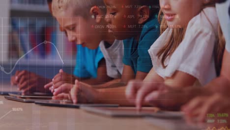 animación de gráficos y datos financieros sobre diversos alumnos utilizando tabletas en el aula