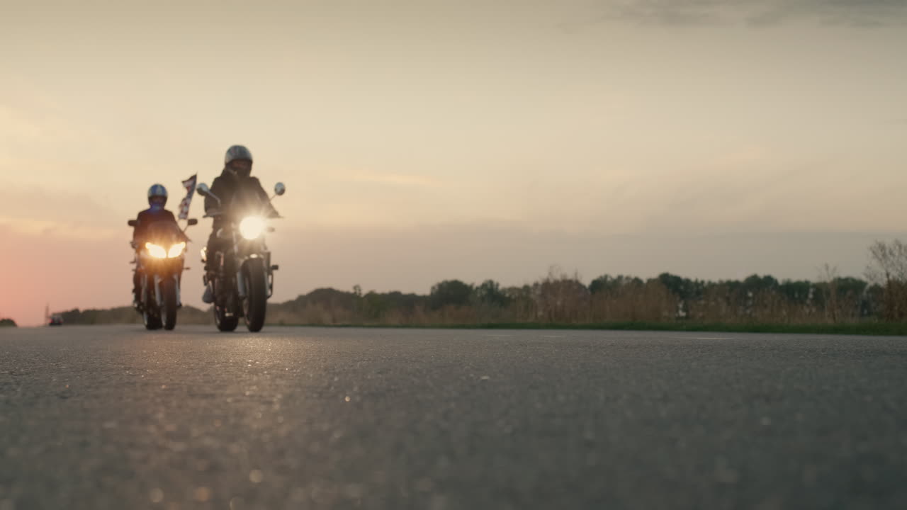 자전거 타는 사람의 실루엣