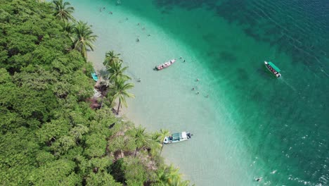 Toma-Aérea-De-Barcos-En-La-Playa-Estrella-Ubicada-En-El-Mar-Caribe,-Panamá