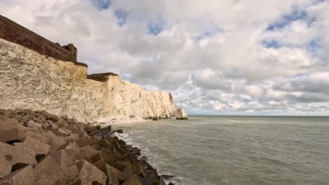 wellen, die auf klippen in east sussex, england, treffen