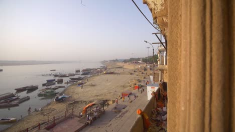 toma de la orilla del río ganges en varanasi