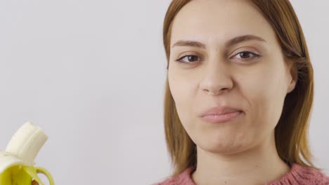 Retrato-De-Primer-Plano-De-Una-Mujer-Comiendo-Plátano.-Comer-Fruta.