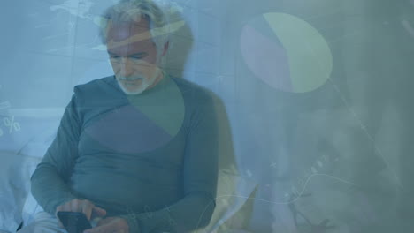 animación del procesamiento de datos sobre hombres caucásicos que usan teléfonos inteligentes