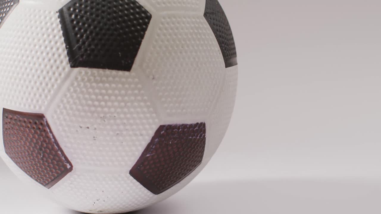 animation eines fußballs auf weißem hintergrund mit kopierraum
