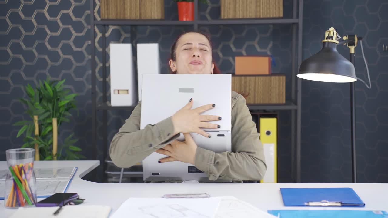 행복하고 유쾌한 사업가 여성이 기 ⁇ 을 경험하고 있습니다.