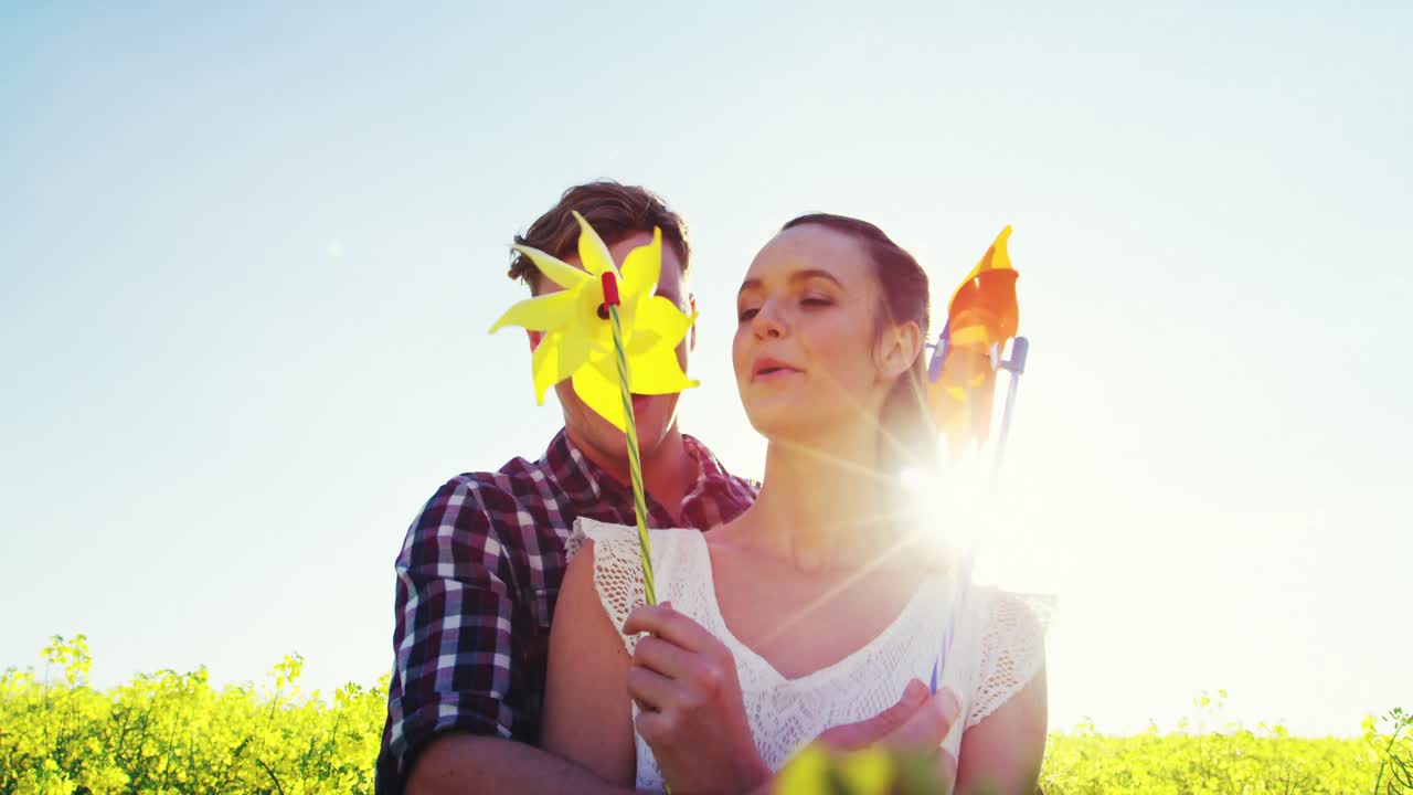 로맨틱한 커플이 겨자 ⁇ 에서 핀 ⁇ 을 불고 있습니다.