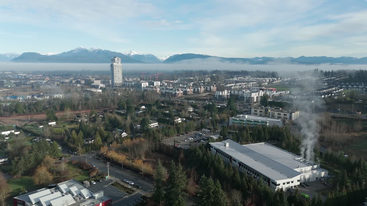 Edificio industriale vicino a un quartiere residenziale a Langley, Columbia Britannica, Canada. Ripresa aerea con drone.