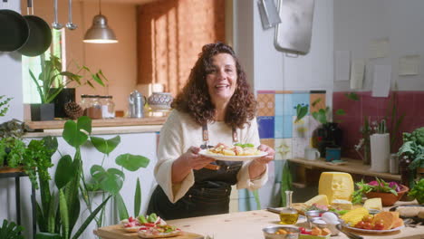 mujer cocinando pasta en la cocina