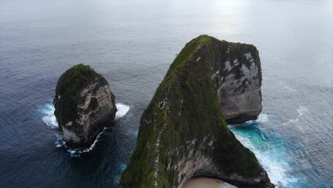 Berühmtes-Touristisches-Wahrzeichen-Von-Bali-Auf-Der-Insel-Nusa-Penida,-Luftdrohnenansicht