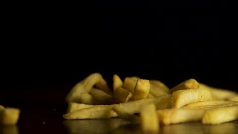 recogiendo patatas fritas a mano