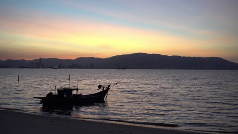 Silhouette-fishing-boat-with-colorful-sunset