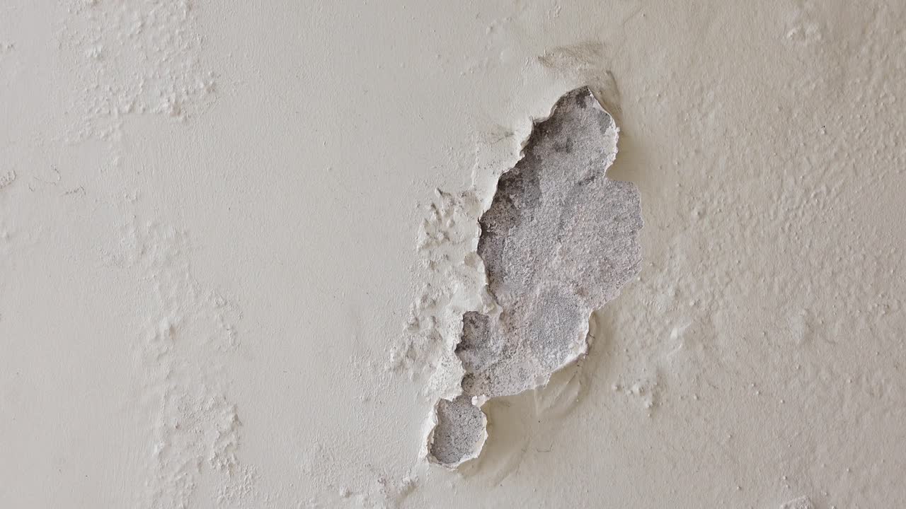 Muro dipinto danneggiato