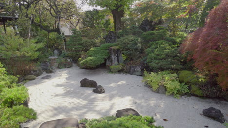 un pequeño jardín zen ubicado en un barrio muy tranquilo de tokio, el diseño combina rocas, piedras y plantas cuidadosamente seleccionadas.