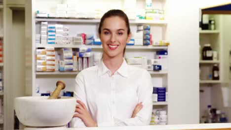 farmacéutico comprobando un medicamento en la farmacia