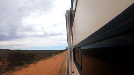 cámara colgante del lado izquierdo durante un viaje en una carretera recta de 90 millas en australia