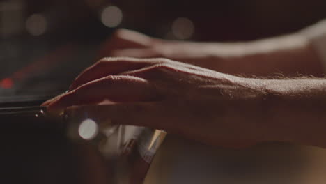 primer plano de manos masculinas tocando el piano