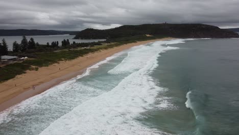 Drone-Volando-Sobre-Una-Hermosa-Playa-De-Arena-Que-Revela-Una-Bahía-Al-Otro-Lado-De-La-Península