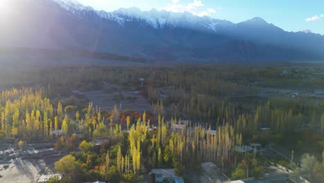 Toma-Aérea-Delantera-De-La-Ciudad-De-Skardu-Con-Montañas-Al-Fondo-Durante-El-Día-En-Pakistán