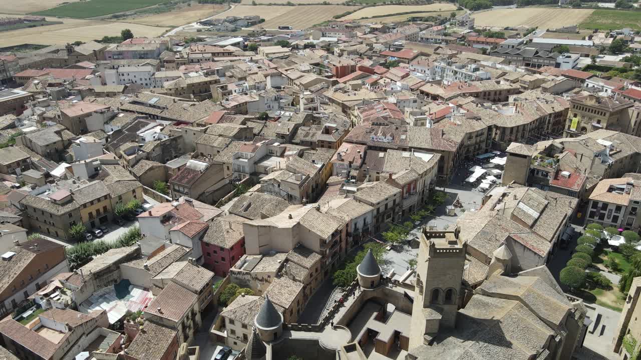 ángulo alto, ciudad medieval y castillo del siglo xv en un día cálido, olite, dolly away
