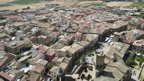 Olite,-Ciudad-Medieval-Del-Siglo-XV-Y-Castillo-En-Un-Día-Cálido,-Dolly-Away,-ángulo-Alto