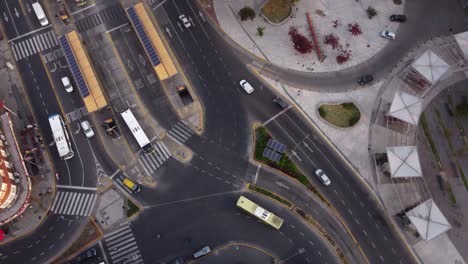 tráfico en la estación de autobuses de chacarita en la ciudad de buenos aires