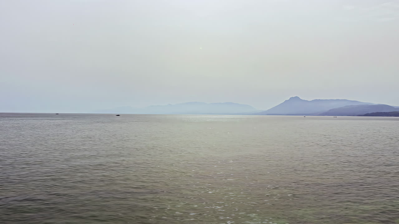 시칠리아의 해안에서  ⁇ 빛과 산으로 빛나는 바다의 열린 전망