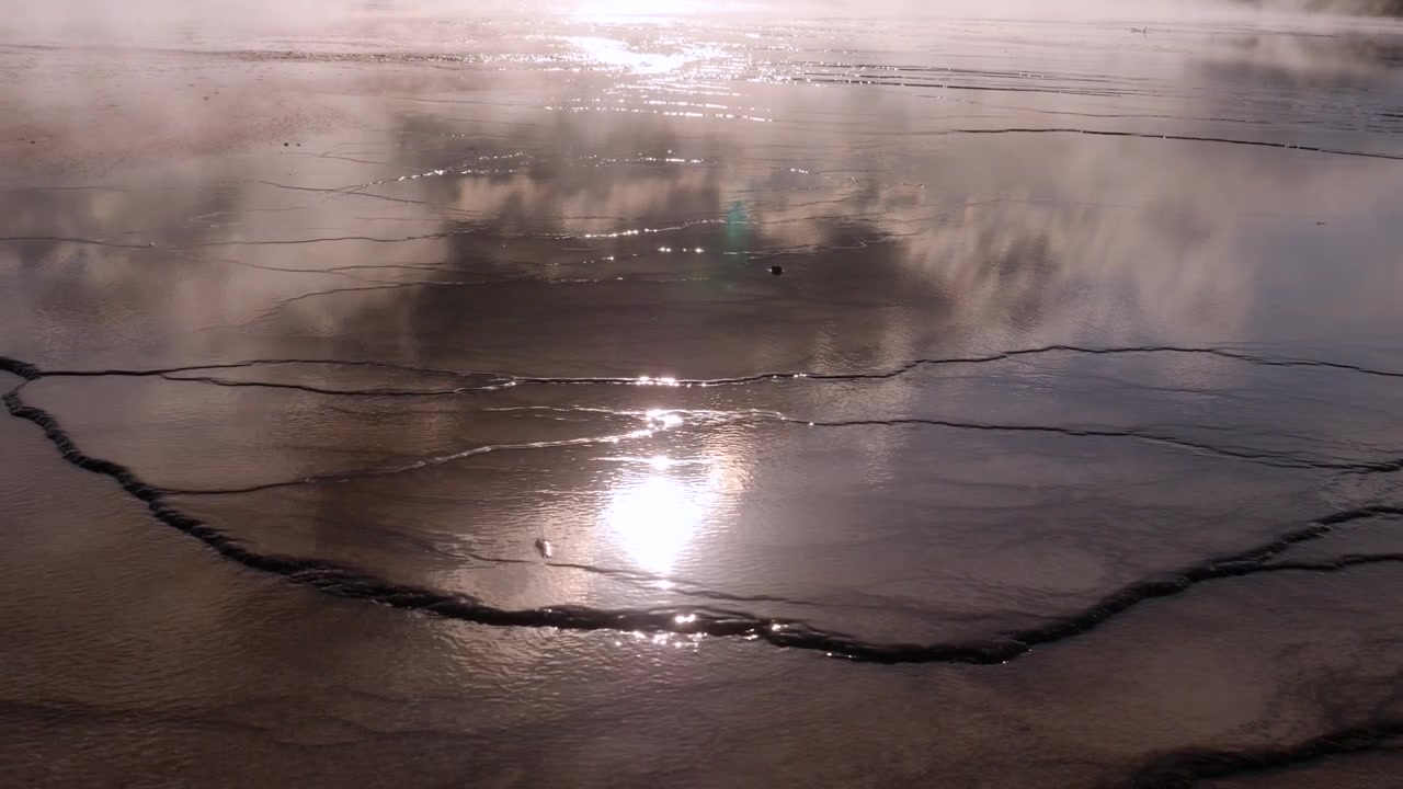 Yellowstone Midway Gayzer Havzası'ndaki Grand Prismatic Kaplıcası'nda Güneş Yansıması