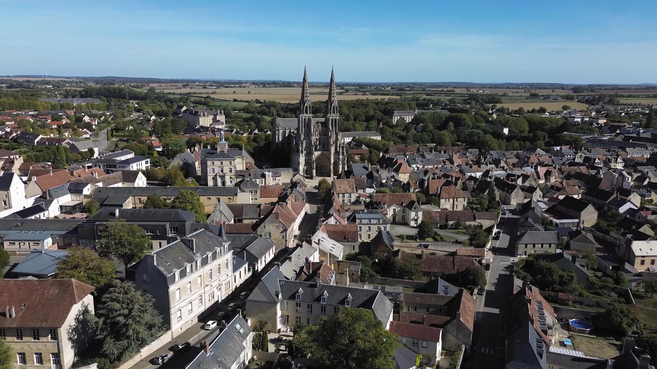 Veduta aerea con drone di Sées, una città storica in Normandia, Francia, con l'imponente Cattedrale di Notre-Dame che svetta sopra i tetti circostanti e la campagna