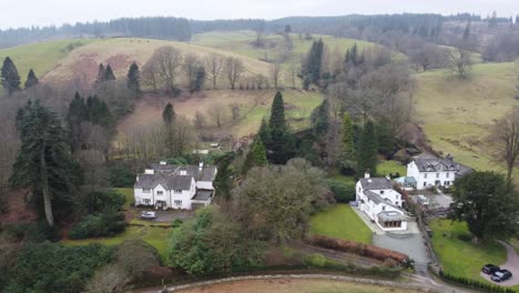 Imágenes-Cinematográficas-De-Drones-Aéreos-De-La-Aldea-De-Hawkshead-Y-La-Iglesia-De-San-Miguel-Y-Todos-Los-ángeles