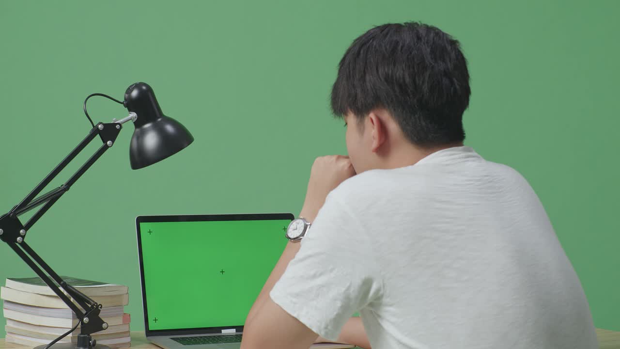 노트북에서 일하는 사람