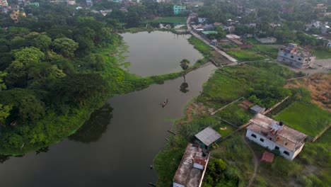 Parque-Urbano-Y-Lago-Rodeado-De-Ciudad