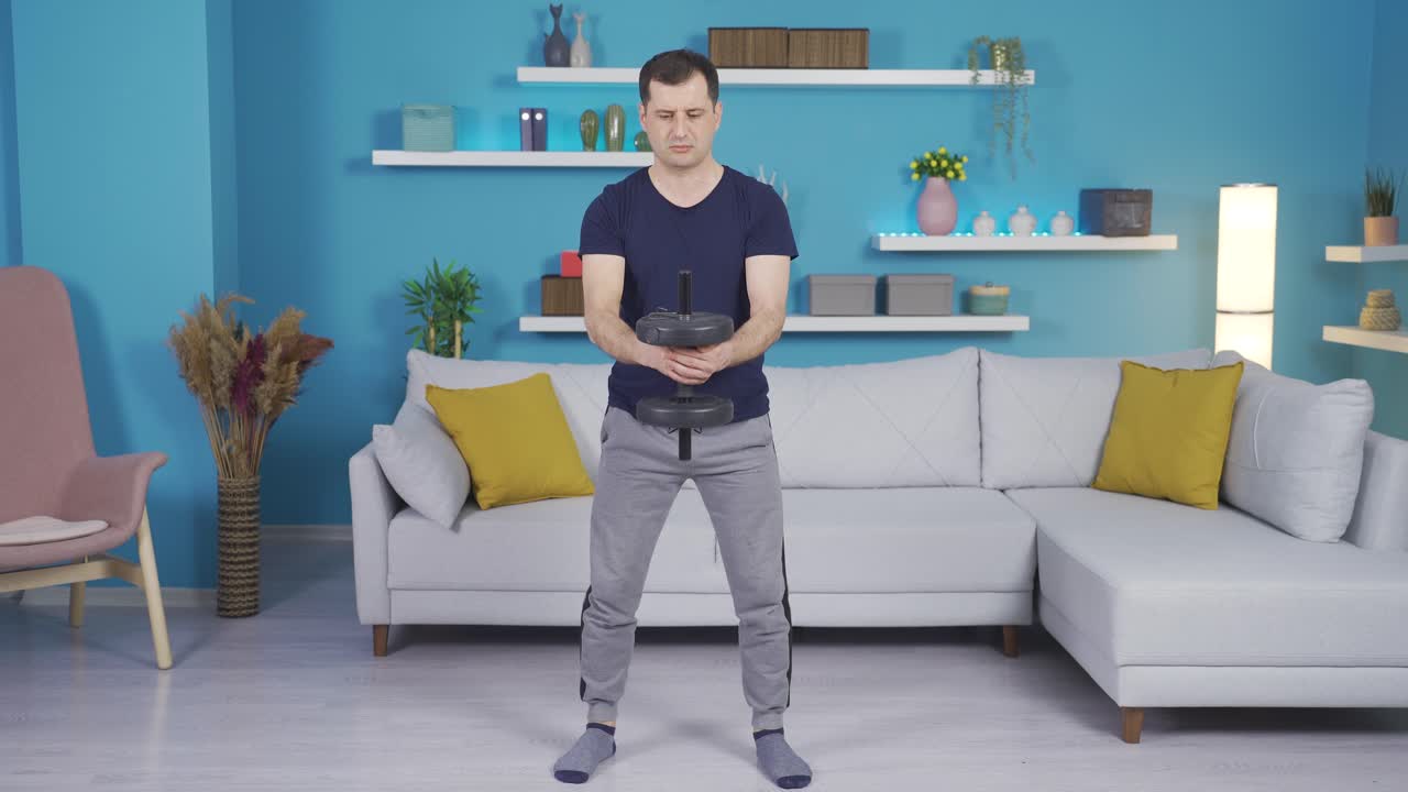 집에서 스포츠를 하는 무지하고 경험이 없는 사람은 운동 동작을 잘못하고 있습니다.