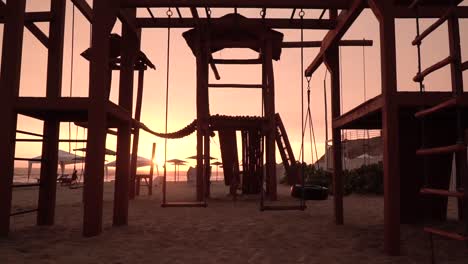 patio de recreo en una playa durante la puesta de sol en punta rocas, lima, perú