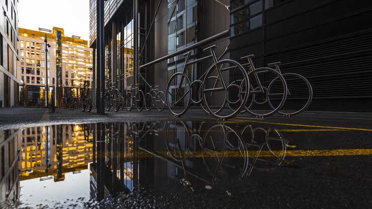 Fahrradständer in einer nassen Gasse am Barcode-Projekt in Oslo, Norwegen, tagsüber – aus niedriger Höhe, Zeitraffer