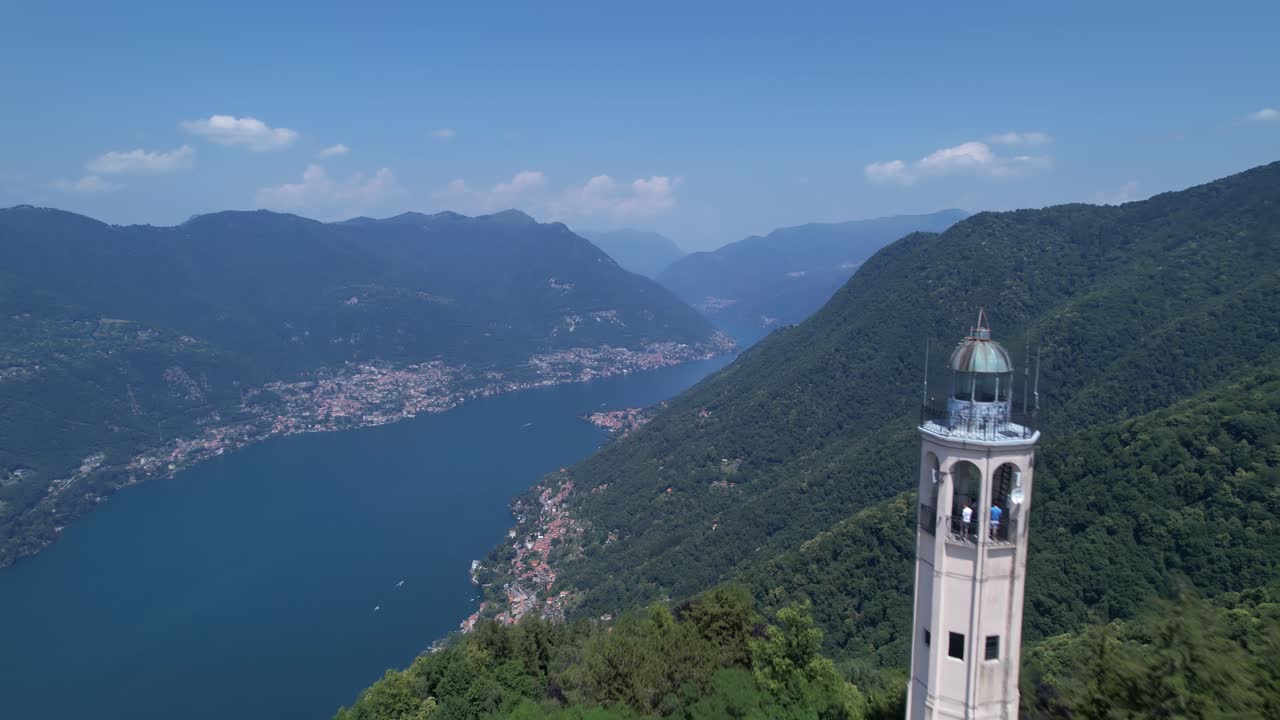 vista aérea del faro voltiano con vistas al lago como