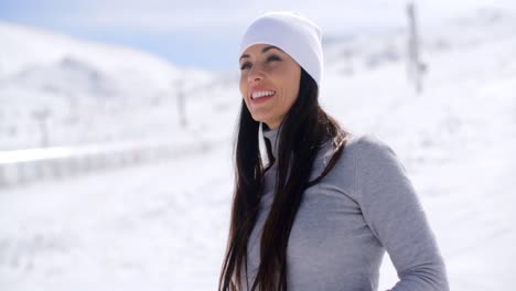 Wunderschöne-Junge-Frau-In-Einer-Verschneiten-Landschaft