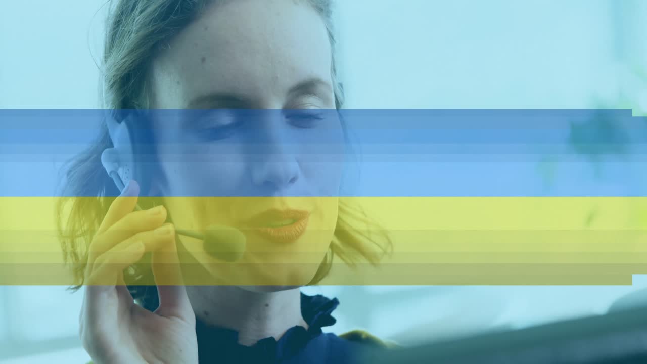 Animação de ícone de coração e bandeira da Ucrânia com empresária caucasiana usando fone de ouvido.